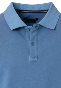 Jasnoniebieska koszulka polo wykonana z teksturowanej tkaniny, z klasycznym kołnierzykiem, zapięciem na dwa guziki i subtelnymi, prążkowanymi detalami wewnątrz kołnierza.