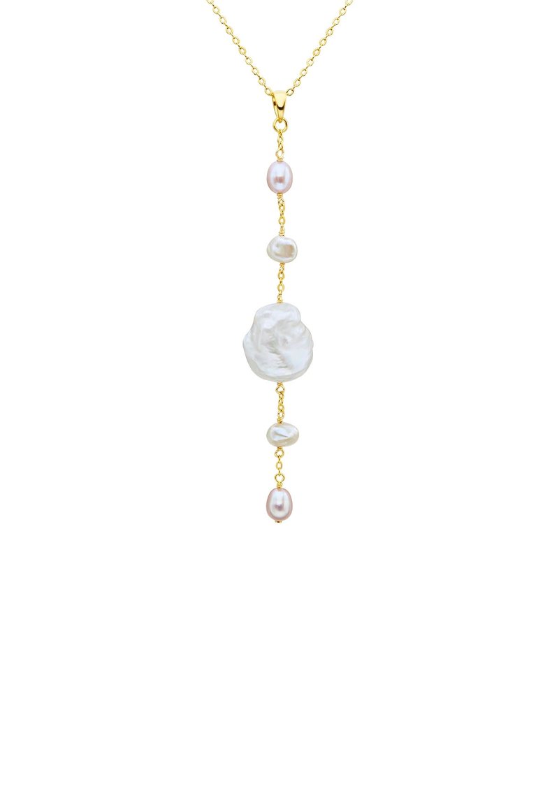 Collana in oro con un pendente a forma di rosa bianca, intervallata da perle ovali rosa e bianche, creando un design delicato e allungato.