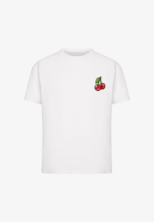 Fehér pamut póló kerek nyakkal, amelyen egy kis grafika található: két piros cseresznye egy zöld levéllel a bal mellrészen.
