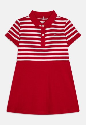Rotes Polo-Kleid mit weißen horizontalen Streifen, gerippter Textur, kurzen Rüschensäumen, einer Drei-Knopf-Leiste und kleinem Logo auf der Brust.