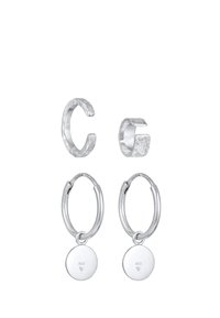 Silversmyckeset bestående av en texturerad C-formad ring, en slät, kraftig ring och rund hängörhängen med platta skivor. Alla delar är i 925 silver.