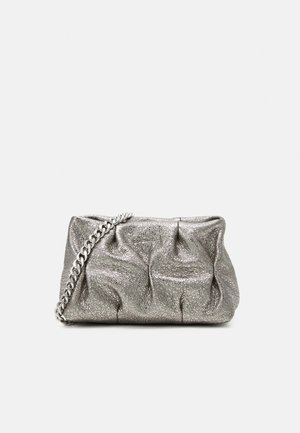 Petite pochette argentée texturée avec une grosse chaîne argentée et des détails subtils de pli sur le devant.