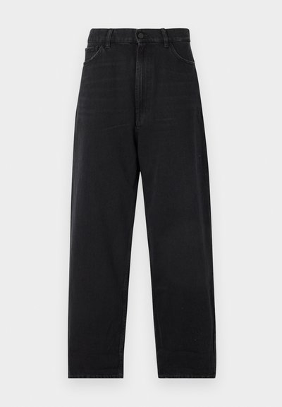 Jeans de mezclilla negra con una cintura alta, diseño de pierna recta, cierre de botón y estilo clásico de cinco bolsillos. Textura suave con costuras sutiles.