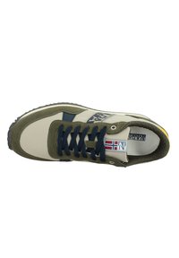 Zapatillas beige y verde olivo con cordones azul marino, suela texturizada, detalle de logo y acentos en contraste. Materiales de lona y ante.