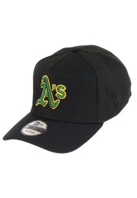 Schwarze Baseballmütze mit gesticktem "A's"-Logo in Grün und Gelb, verstellbarem Riemen und flachem Schirm.
