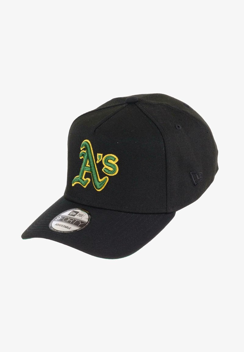 Schwarze Baseballmütze mit gesticktem "A's"-Logo in Grün und Gelb, verstellbarem Riemen und flachem Schirm.