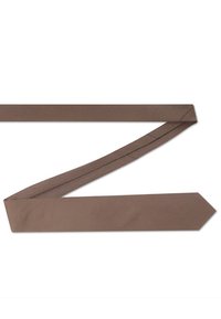 Brązowy krawat z tkaniny o fakturowanym splocie, z zakończeniem w szpic i płaskim, zwężającym się kształtem. Brak widocznych wzorów czy elementów metalowych.