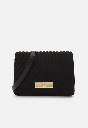 Sac à main en velours matelassé noir avec une fermeture à fermoir en métal doré. Comprend une bandoulière noire amovible et une forme rectangulaire structurée.