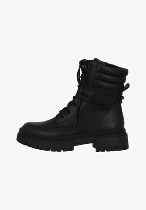 Botas de tobillo de cuero negro con diseño de cordones, cuello acolchado, suela resistente y costuras detalladas. Acabado elegante y texturizado con un branding sutil.