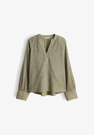 Lichtolijfgroene blouse met lange mouwen, textuurstof, gespleten V-hals, losse pasvorm en brede manchetten.