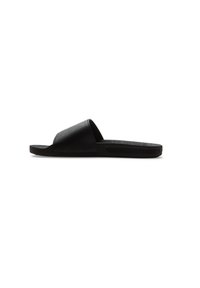 Sort slide-on sandal lavet af struktureret syntetisk materiale, med et enkelt bredt strop og en flad gummisål. Simpelt og minimalistisk design.
