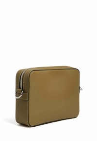 Borsa cosmetica rettangolare color khaki con superficie testurizzata, zip argentata e rifiniture nere; presenta un manico laterale per un facile trasporto.