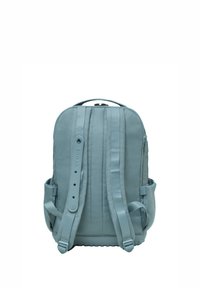 Jasnoniebieski plecak z regulowanymi, wyściełanymi szelkami, kieszeniami bocznymi, górnym uchwytem i firmową zawieszką na jednej z szelek.