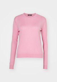 Różowy sweter z długimi rękawami, okrągłym dekoltem, ściągaczami na dole i przy rękawach. Miękka tekstura, prosty design i jednolity kolor na całej powierzchni.
