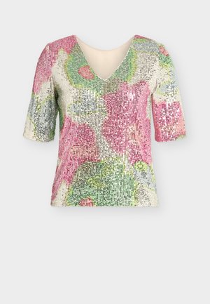 Majica kratkih rukava s V-izrezom i šljokicama u ružičastom, zelenom i kremastom cvjetnom uzorku na bijeloj podlozi.