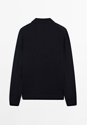 Svart långärmad stickad polo tröja med en subtil textur, en vikbar krage och en rak fåll. Ren design utan synliga stängningar.