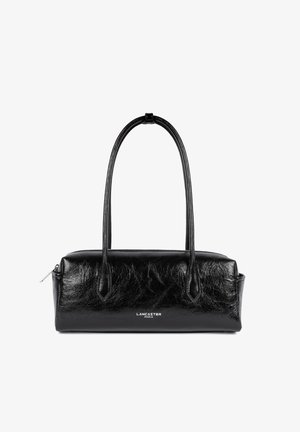 Zwarte glanzende leren rechthoekige handtas met lange afgeronde handvatten, ritssluiting en het "Lancaster Paris"-logo middenvoor.