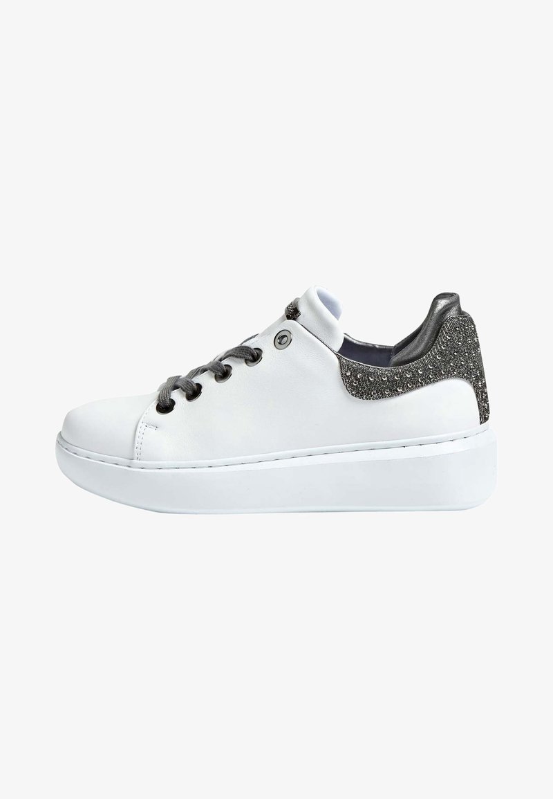 Baskets blanches avec semelle épaisse, lacets noirs et détail pailleté argenté au talon, vues de côté sur fond uni.