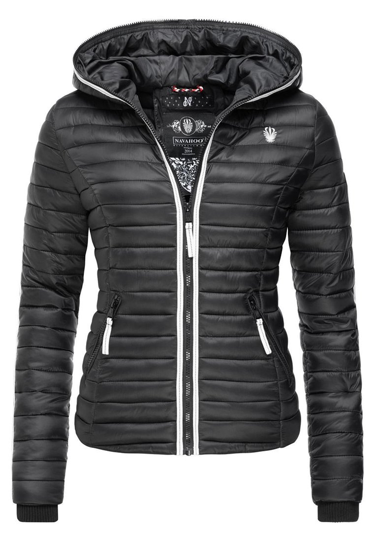 Veste noire rembourrée avec capuche, dotée d'une fermeture éclair blanche, de deux poches latérales et de poignets élastiques. Matériau texturé avec des coutures horizontales.