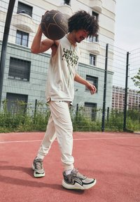 Under Armour ZONE WOVEN - Treniņtērpa apakšdaļas - white clay