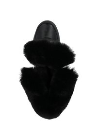 Zapatilla negra con parte superior de suave piel sintética, punta redondeada y sección inferior de cuero liso. Presenta un grueso y suave puño de piel alrededor de la abertura.
