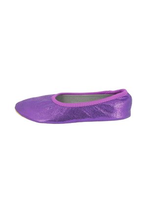 Glanzende paarse ballerina met een roze rand, platte zool en afgeronde neus, in profiel getoond op een witte achtergrond.