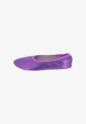 Glanzende paarse ballerina met een roze rand, platte zool en afgeronde neus, in profiel getoond op een witte achtergrond.