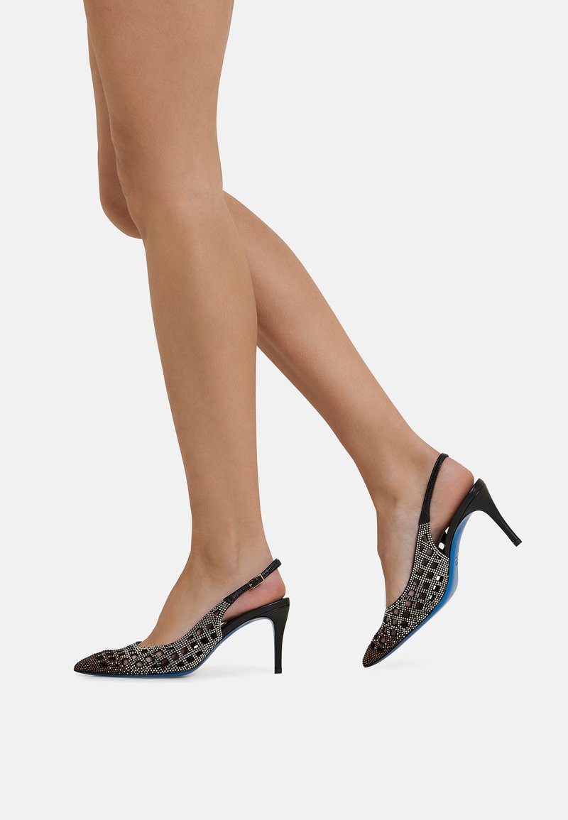 Scarpe col tacco alto nere slingback con tomaia in rete testurizzata, caratterizzata da un motivo geometrico e un accento blu sulla suola.