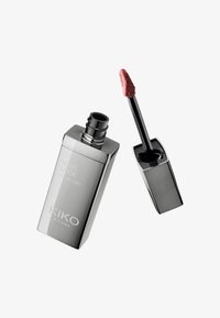 KIKO Milano Vinyl Lock Lip Lacquer w eleganckiej, srebrnej prostokątnej butelce z czarną aplikatorem i stonowanym różowym kolorem na końcówce.