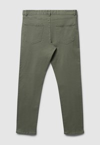 Pantalons en coton vert olive avec une coupe slim, cinq poches et une fermeture à glissière. Présente des coutures double couture et une texture lisse.