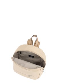 Beige läderryggsäck med rund form, topphandtag, dragkedjestängning och innerfack. Har logodetalj på framsidan.