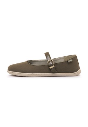 Zapato plano de lona marrón con suela beige, correa ajustable con hebilla en la parte superior y pequeña etiqueta de marca en el lateral.