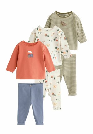 Tre langærmede babybluser med matchende bukser i orange, hvid med bondegårdsprint og grønstribede mønstre.
