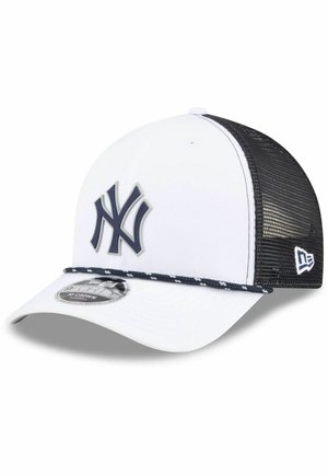 Weißer und schwarzer New York Yankees Baseballcap mit Netzrücken und gebogenem Schirm, mit Teamlogo auf der Vorderseite und New Era-Logo an der Seite.