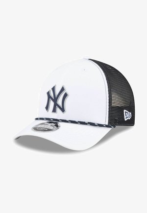 Weißer und schwarzer New York Yankees Baseballcap mit Netzrücken und gebogenem Schirm, mit Teamlogo auf der Vorderseite und New Era-Logo an der Seite.