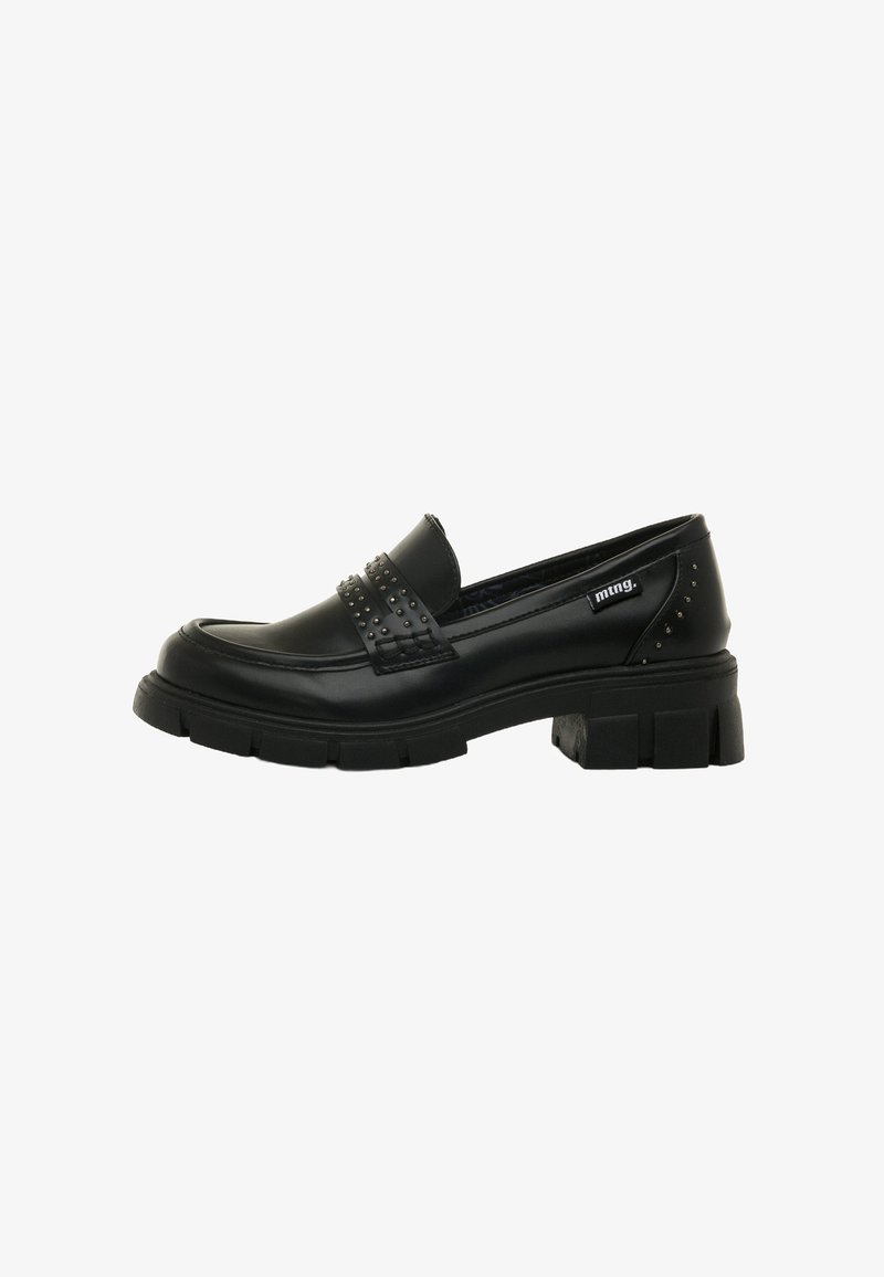 Schwarze Lederloafers mit Nietenakzenten am Riemen und einer massiven Gummisohle. Sie zeichnen sich durch ein elegantes Design mit flachem Absatz und runder Spitze aus.