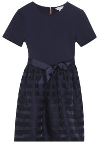 Abito blu navy a maniche corte con scollatura rotonda, gonna a righe orizzontali trasparenti e cintura abbinata annodata a fiocco in vita.