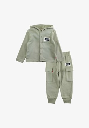 Ensemble deux pièces vert clair, en tissu texturé. Comprend un sweat à capuche boutonné avec poche et un pantalon assorti avec poches cargo.