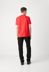 BOSS TEE - Apdrukāts T-krekls - open red