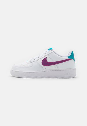 Sneakers bianchi in pelle con accenti viola e turchese, dotati di punta perforata, chiusura con lacci e suola in gomma texturizzata.