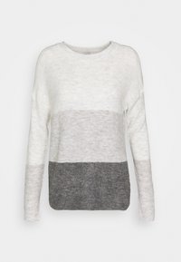 Pull léger à col rond, présentant un dégradé de blanc, gris clair et gris foncé. Texture douce, coupe ample.