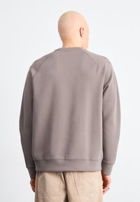 Nike Sportswear CREW - Felpa - cave stone