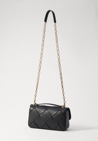 Schwarze Lederhandtasche mit gestepptem Design, goldener Kettenriemen und solidem Griff. Verfügt über eine rechteckige Form und glatte Textur.