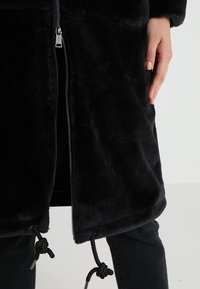 Even&Odd Mantel - black