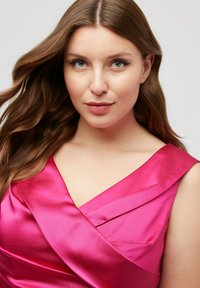 Fuchsia satin klänning med djup V-ringning och överlappande frampaneler. Slät textur, mjuk drapering och breda axelremmar.