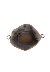 Borsa a tote in pelle marrone con un interno morbido, dotata di una tasca piatta con zip e dettagli in metallo silver. Design a apertura ampia per un facile accesso.