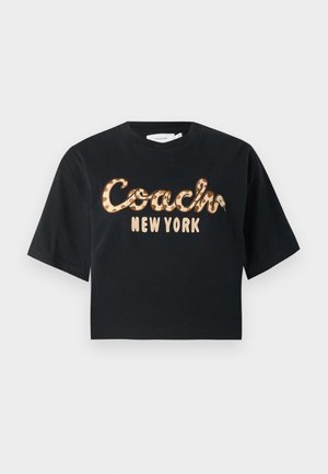 Camiseta corta negra con mangas cortas, que presenta las letras en estampado de leopardo "Coach" y "New York" en la parte delantera.