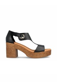 Sandal de cuero negro con una gruesa plataforma de yute trenzado y tacón cuadrado, que cuenta con un acento metálico circular y un diseño de punta abierta.