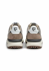 Sneaker in suede marrone con accenti bianchi, dotate di un logo sul tallone, suola ammortizzata e suola in gomma testurizzata di colore a contrasto.