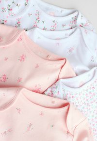 Neljast puuvillast imekombinatsioonist beebimütsid. Omavad pastelseid värve: roosa, valge, lille- ja loomamustrid ning ümarad kaelused.